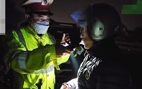 Tài xế có nồng độ cồn 'kịch khung', đi xe máy vào cao tốc Hà Nội - Thái Nguyên