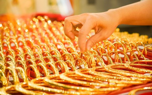 Giá vàng hôm nay ở mức cao nhất mọi thời đại, nên bán chốt lời hay mua vào?