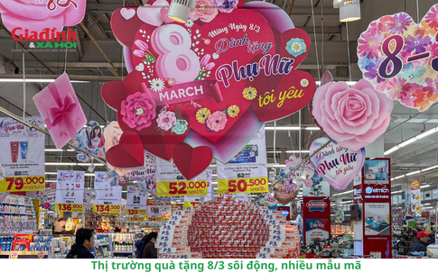 Thị trường quà tặng 8/3 đa dạng mẫu mã với mức giá dễ 'động lòng' người mua

