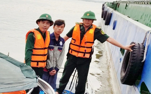 Cứu thuyền viên bị nạn trôi dạt 1km trên sông Soài Rạp