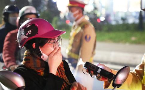 Hà Nội: Hàng loạt nữ tài xế bị kiểm tra nồng độ cồn đêm 8/3