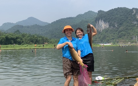 Nghệ An: Hàng nghìn người hào hứng tham gia lễ hội bắt cá trên sông Giăng