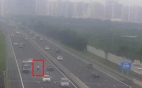 Xe máy lao như tên bắn ở làn 120km/h cao tốc Hà Nội - Hải Phòng