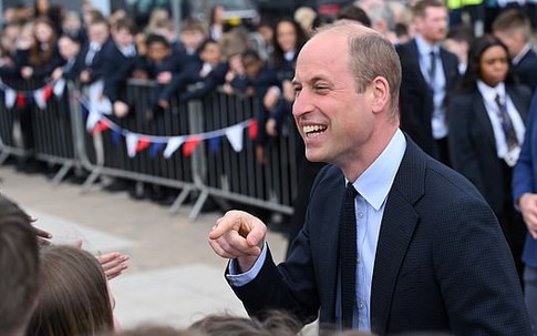 Thân vương William bất ngờ ghé thăm một trường học sau bức thư của cậu bé học sinh 12 tuổi