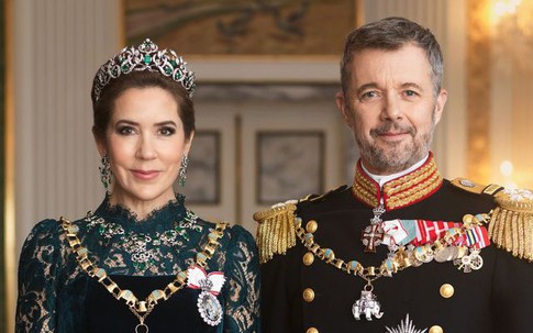 Vương hậu Mary tỏa sáng trong ảnh chân dung chính thức cùng Vua Đan Mạch Frederik, mang vương miện ngọc lục bảo nổi tiếng