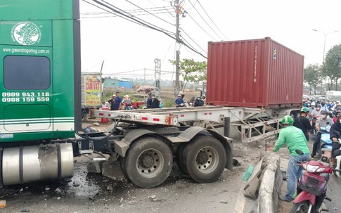 Xe container húc văng dải phân cách ngay cửa ngõ TP.HCM, 3 người bị thương