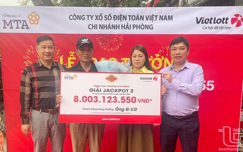 Trúng cả ‘núi’ tiền Vietlott, người đàn ông không đeo mặt nạ khi nhận thưởng vì một lý do đặc biệt