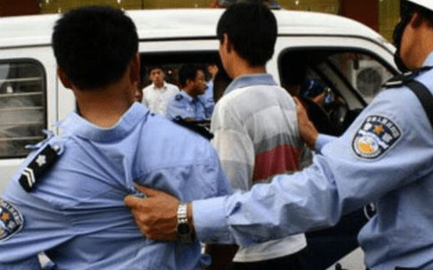 Nam sinh đạt điểm cao trong kỳ thi ĐH, chưa kịp ăn mừng đã bị cảnh sát bắt giữ: Nguyên nhân khiến cha mẹ và giáo viên lặng người