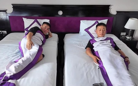 Quang Linh Vlogs thắc mắc sao chăn ở khách sạn lại nhỏ xíu? Vật nhỏ mà công dụng không ngờ