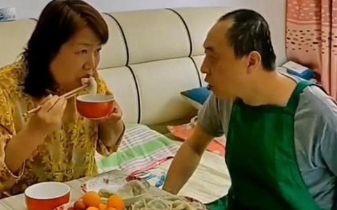 Ly hôn hơn 10 năm, người phụ nữ quay lại giúp chồng cũ một việc cảm động