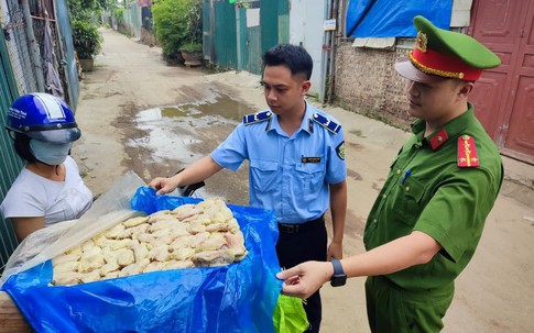 Tiểu thương Hà Nội lợi dụng 'nhà không số, phố không tên', ngang nhiên kinh doanh cánh gà nhiều 'không'