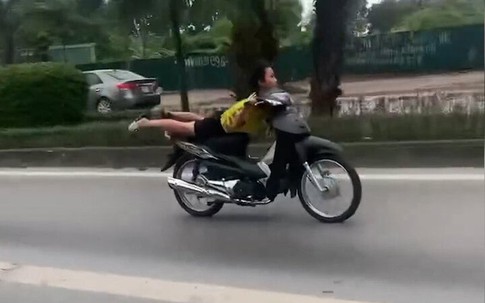 Truy tìm thanh niên nằm trên yên xe máy, lao vun vút trong làn BRT ở Hà Nội