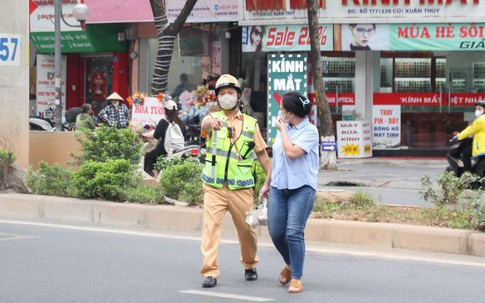 Đi bộ không đúng quy định, người dân bị phạt thế nào?