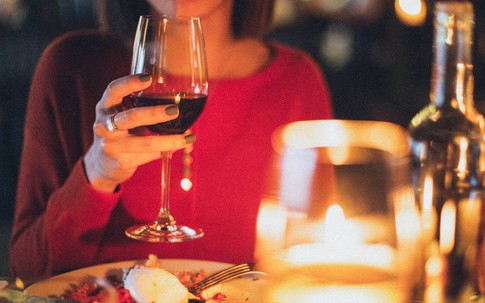 Người phụ nữ trung niên sầm mặt, quay ngoắt thái độ khi biết lương hưu của đối tác hẹn hò