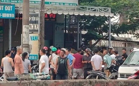 Người dân vây bắt thanh niên giả mua vàng rồi cướp