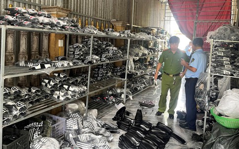 Chủ cửa hàng Hải Dương mua gần 1.000 đôi dép giả mạo nhãn hiệu, sau đó lên mạng rao bán