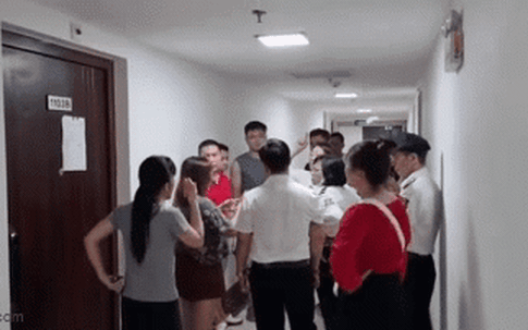 Người phụ nữ đạp cư dân ở chung cư tại Hà Nội: Do bố bị xúc phạm nhiều lần?