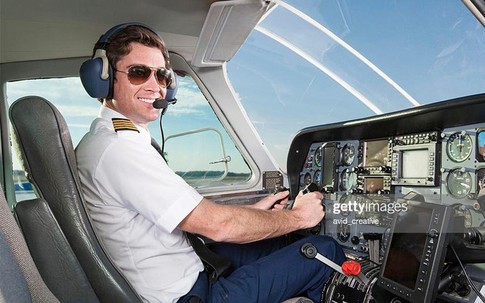 Vì sao phi công thường đeo kính râm khi bay?