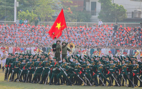 Tiết lộ điều chưa biết về ‘Em bé Điện Biên’ tỏa sáng giữa rừng cờ hoa và chiến sĩ