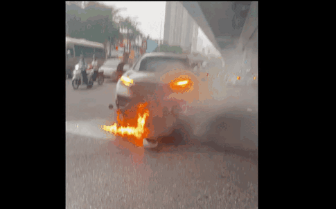 Hà Nội: Xe máy bốc cháy ngùn ngụt giữa phố sau tai nạn giao thông