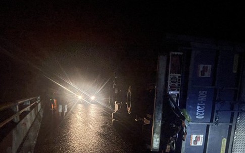 Xe tải đâm nhau trên tuyến La Sơn – Hòa Liên, một xe văng khỏi cầu