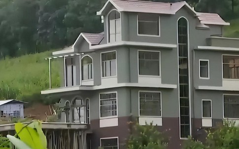 Chủ nhân của căn biệt thự 4 tầng luôn đóng kín cửa, chỉ sáng đèn ban đêm tại ngôi làng hẻo lánh bị cảnh sát điều tra