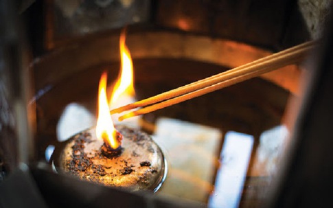 Khung giờ đẹp thắp hương ngày Rằm tháng 5 âm lịch Giáp Thìn mang lại tài lộc, bình an