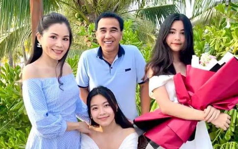 MC Quyền Linh dỗ con gái cho xem hình bạn trai: "Tôi phải coi xem có đểu không"