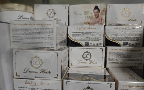 Phát hiện 10 tấn quần áo, mỹ phẩm, thực phẩm nghi nhập lậu, tiểu thương đang livestream 'chốt đơn' rầm rộ trên khu đất 300m2