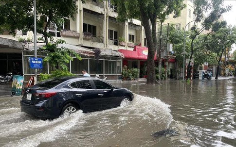 Mưa lớn lại 'nhấn chìm' nhiều tuyến phố ở Hà Nội