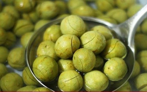 Cách ngâm sấu giòn ngọt đơn giản