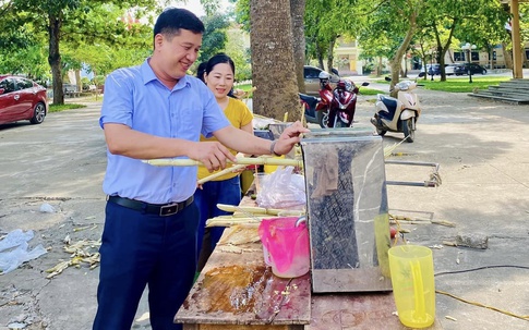 Thầy cô nấu chè, ép nước mía tiếp sức học sinh ôn thi tốt nghiệp