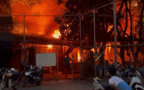 Hà Nội: Khu nhà tạm cạnh công viên Cầu Giấy bốc cháy ngùn ngụt