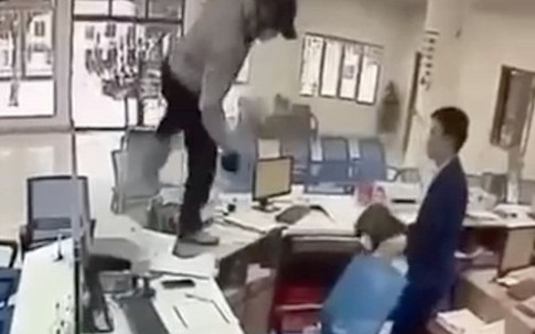 Dùng lựu đạn giả, bịt mặt xông vào cướp ngân hàng