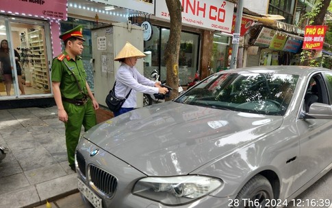 Sau thời gian thí điểm thu phí đỗ xe không dùng tiền mặt ở Hà Nội ra sao?