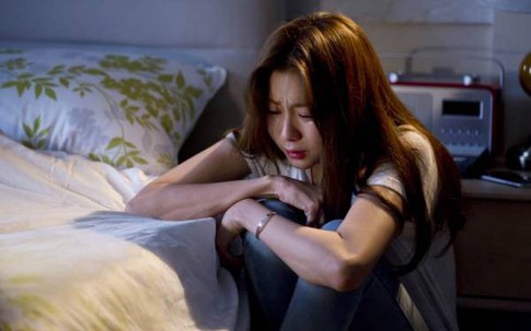 Giặt quần áo, tôi sụp đổ khi đọc xong tờ giấy tìm thấy trong túi áo chồng