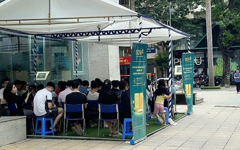 Ngân hàng Nhà nước công bố giá vàng miếng SJC ngày 6/6: Giá giảm sâu, người dân 'đội mưa' chờ đến lượt mua vàng