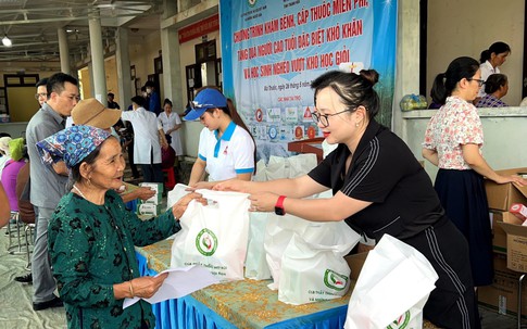 Thanh Hóa: Khám bệnh, tặng quà cho người cao tuổi có hoàn cảnh khó khăn