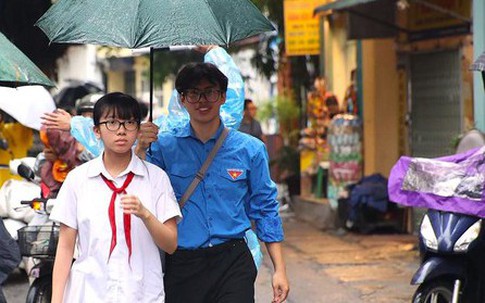 Sĩ tử Hà Nội 'đội mưa' tự tin bước vào buổi thi lớp 10 môn Toán