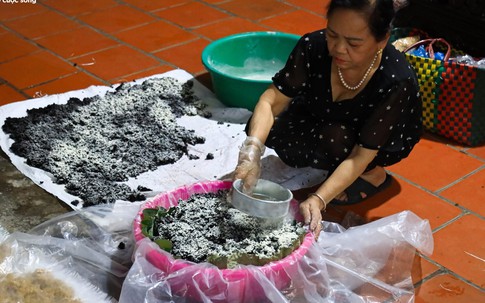 'Thủ phủ' rượu nếp ở Hà Nội sáng đèn suốt đêm trước ngày Tết Đoan Ngọ