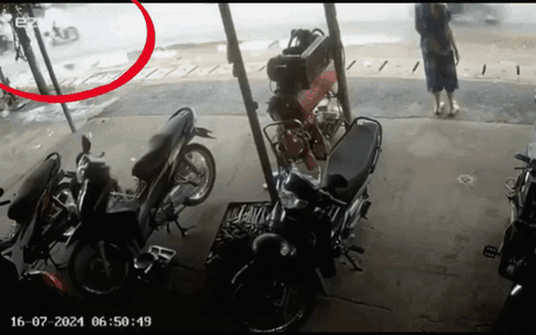 Video: Xót xa cảnh người phụ nữ đang đi bộ trên vỉa hè thì bất ngờ bị xe máy tông trúng