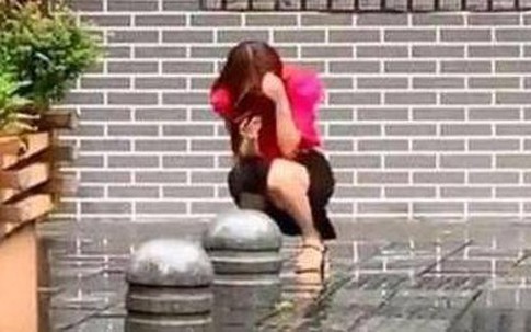 Ly hôn xong, vợ đứng chào chồng với nụ cười trên môi rồi bật khóc nức nở sau khi bóng anh đi khuất vì một lý do