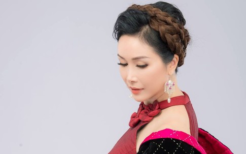 Hoa hậu Việt Nam đầu tiên tuổi 53 hạnh phúc bên chồng tiến sĩ và các con
