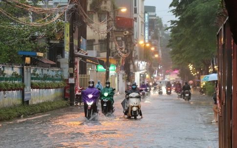 Người dân miền Bắc còn hứng chịu những đợt mưa như trút nước?