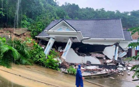 “Biệt thự” khang trang mới xây bất ngờ đổ sập, 7 người kịp chạy thoát ra ngoài