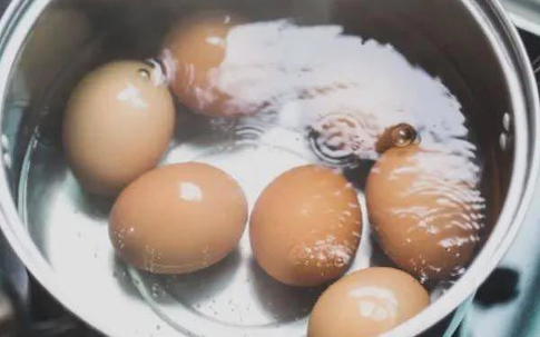 Luộc trứng dùng nước sôi hay nước lạnh đều sai bét, nhớ 5 điểm này, luộc xong chỉ chạm nhẹ là vỏ tự bong