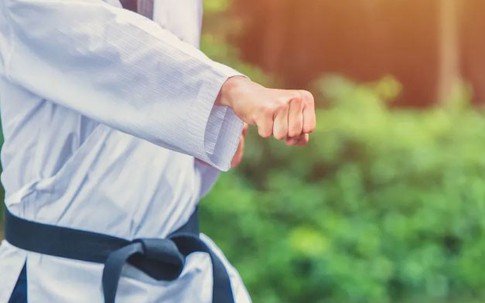 Quấy rối người yêu cũ giỏi võ, chàng trai gặp cái kết đắng