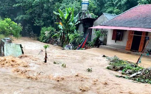 Mưa lũ cuồn cuộn khiến 2 xã ở Lạng Sơn bị cô lập