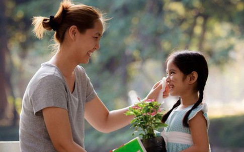 Cha mẹ tuyệt đối không dùng những lời này để khen trẻ bởi chúng rất độc hại