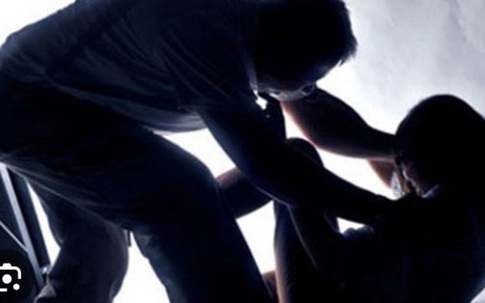 Chủ studio thuê người mẫu 17 tuổi chụp ảnh rồi hiếp dâm